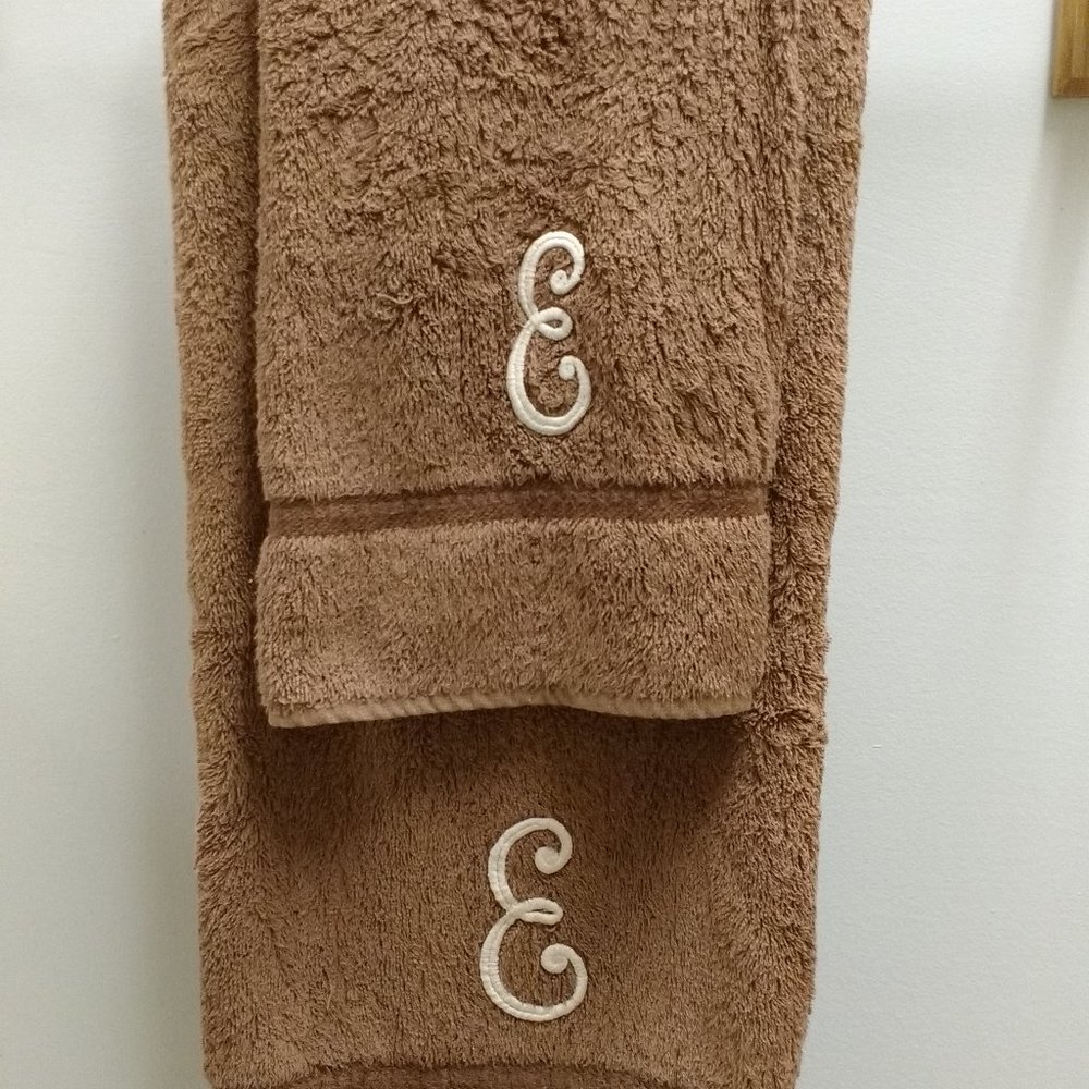 Monogrammed 'E' Brown Towel Set